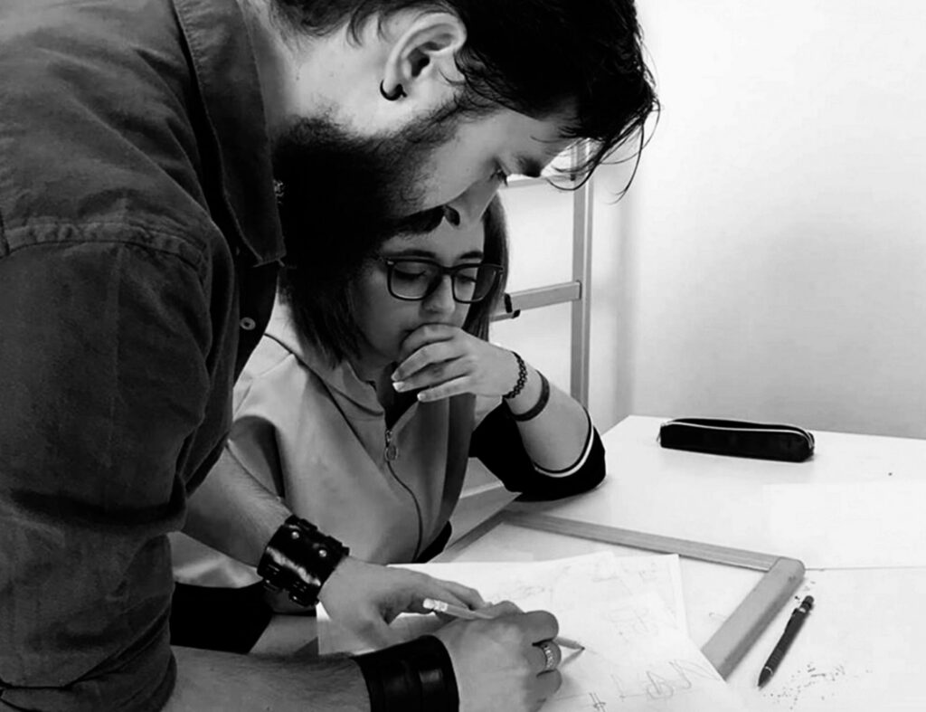 Foto de una clase de cómic y dibujo tradicional